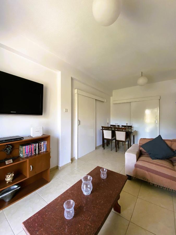 Penny'S Kato Paphos Apartment Luaran gambar